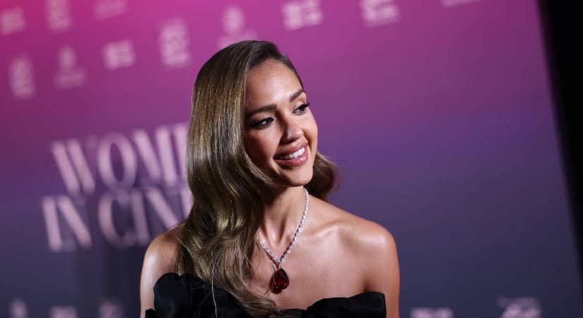Lebuktak: Jessica Alba 12 évvel fiatalabb színészbe szerelmes