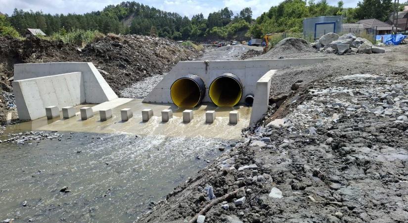 Működésbe lépett a Korond-patakot elterelő csőrendszer (VIDEÓ)