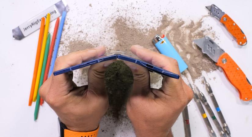 Hajlították, égették, karcolták a Samsung új zászlóshajóját, de vajon eltörhető a Galaxy Z Fold7?