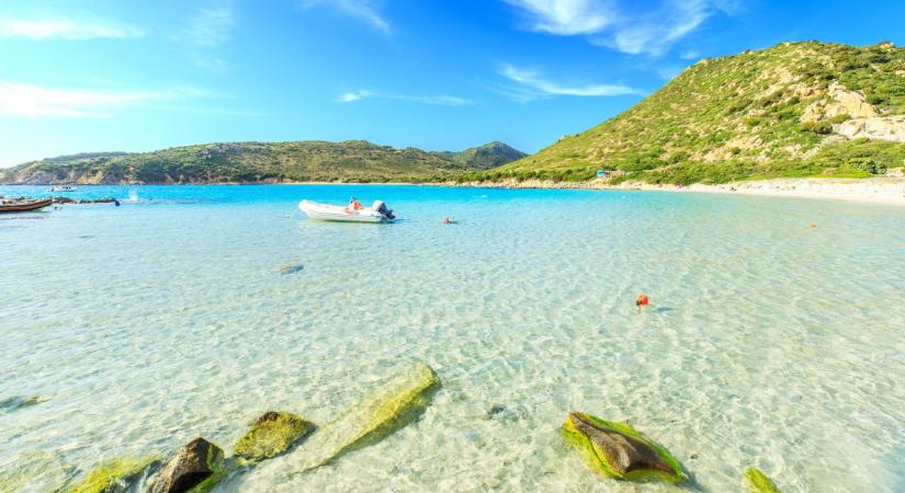 A tengerbe menekültek a strandolók a lángok elől a népszerű szigeten