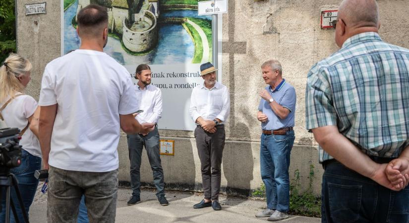 Új látványosság van készülőben Fehérváron? Látványos rózsafal nőhet a belváros egyik ikonikus épületére (galéria)