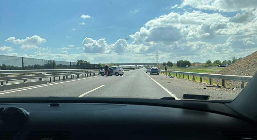 Baleset az M6-os autópályán: autó szalagkorlátnak csapódott, torlódás a pályán!