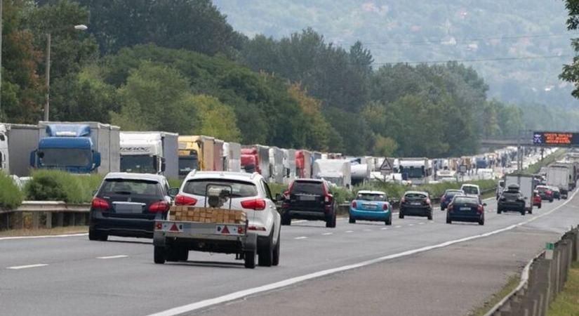 Feloldották az útzárat az M1-esen, de még mindig hatalmas a torlódás