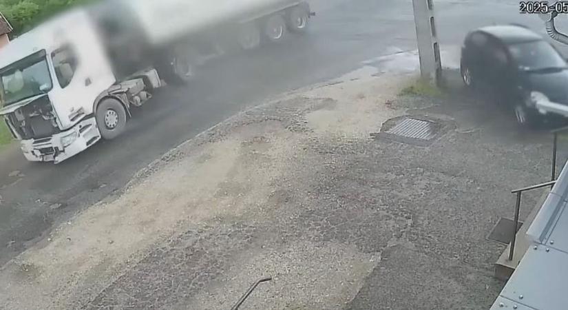 Semmibe vette a táblát, majd balesetet okozott Hajdú-Biharban egy autós! Durva videón az ütközés!