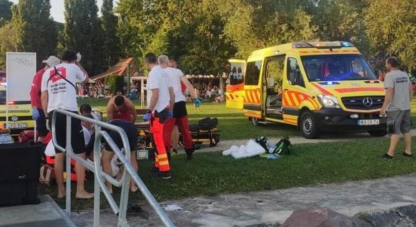 Harc az életért a balatoni strandon - mozdulatlanul lebegett a vízen a férfi