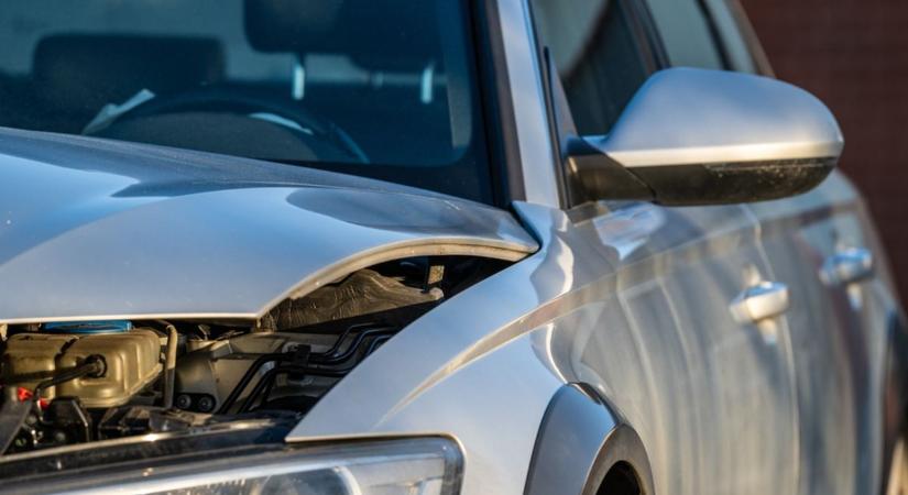 Kontrollt vesztett Audi csapódott szalagkorlátba és autószállítóba az M43-ason – videóval