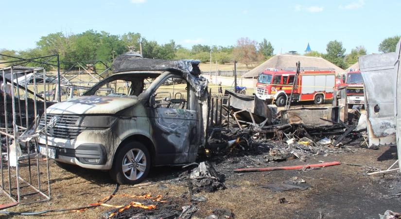 Lángoló sátor, felborult autó – több helyszínen is beavatkoztak a tűzoltók