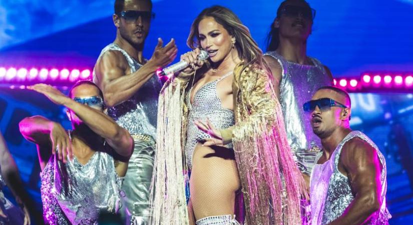 Jennifer Lopezről a színpadon esett le a szoknyája: videón a ciki ruhabakija