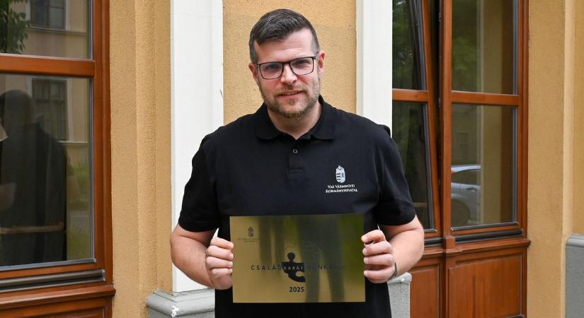 Mostantól tábla is hirdeti: családbarát munkahely a Vas Vármegyei Kormányhivatal