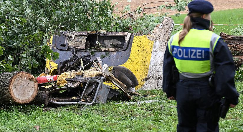 Képek, videó: földtömegnek ütközött a kisiklott német vonat
