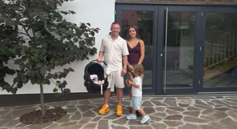 Érzelmes fényképen Kleinheisler László újszülött gyermeke