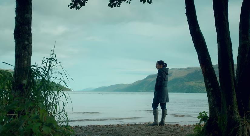 A Netflix legújabb krimi-thrillere a skót felföld legnyomasztóbb rejtélyét tálcán nyújtja elénk