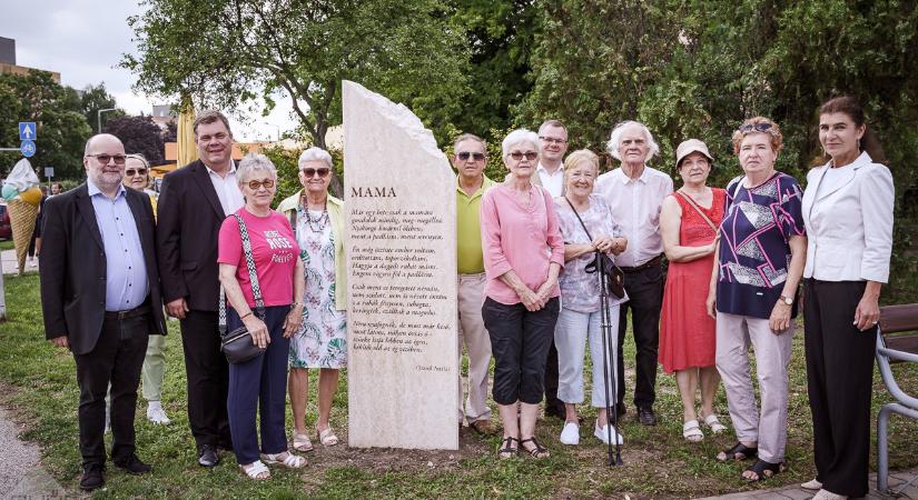 37 év után lett teljes a József Attila-emlékmű Győrben