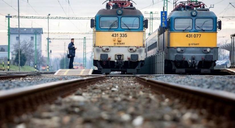 Előzetes kényszergyógykezelés hatálya alatt álló férfi késelt a MÁV egyik vonatán