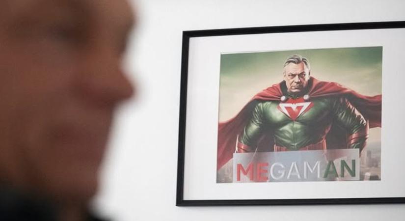 Különös kép van kifüggesztve egy Orbánnak kinéző szuperhősről a Fidesz Press irodájának falán
