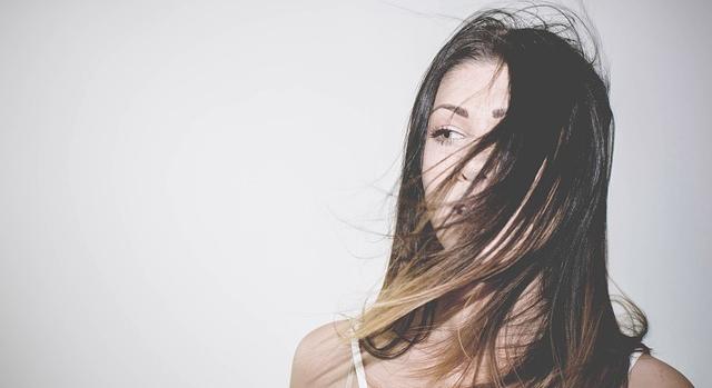 Hormonális egyensúly zavarai perimenopauzában és természetes támogatásuk lehetőségei