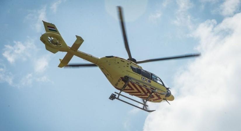 Mentőhelikopter vitte el a sérültet az M3-asról