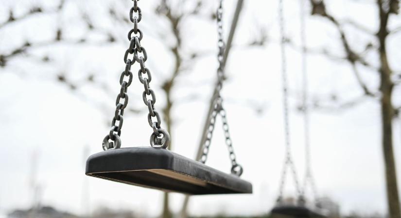 Megdöbbentő lelet a nyíregyházi játszótéren – emberi ürülékre bukkantak a szülők