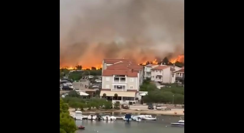 Villámcsapás okozott hatalmas tüzet Dalmáciában (Videó)