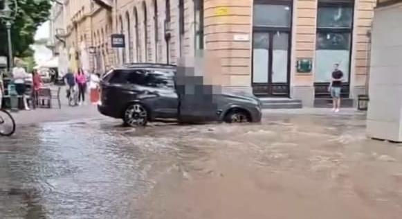 Csőtörés miatt ismét beszakadt az út egy autó alatt Debrecenben - videó