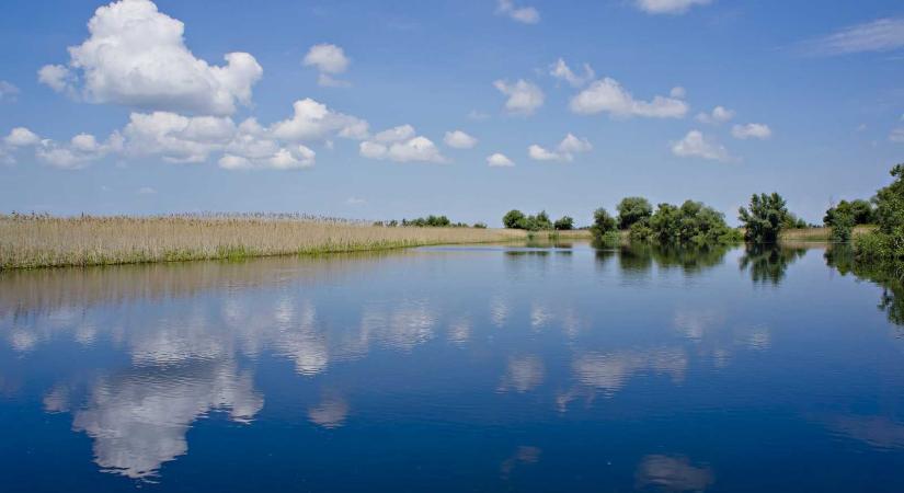 Felborult egy turistákkal teli hajó a Duna-deltában