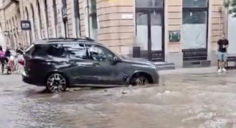 Beszakadt az út Debrecenben egy autó alatt