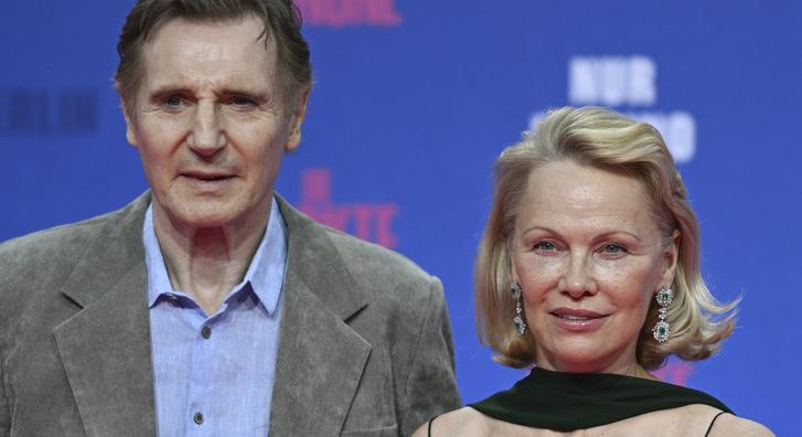 Pamela Anderson Liam Neesonnel alkotta újra a Titanic ikonikus jelenetét, rajtuk nevet most az internet népe