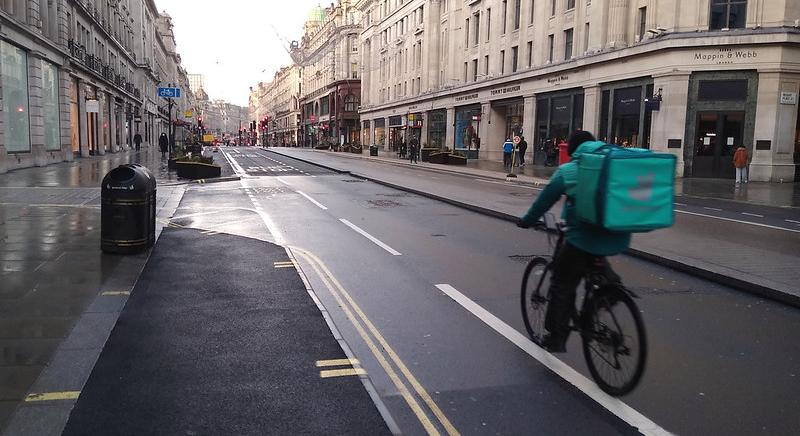 A Deliveroo Expresszel társul a brit Co-op