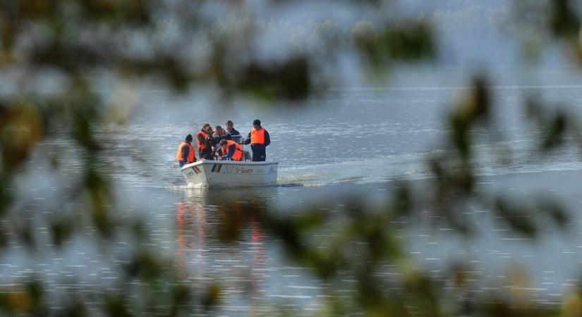 Felborult egy turistahajó a Duna-deltában