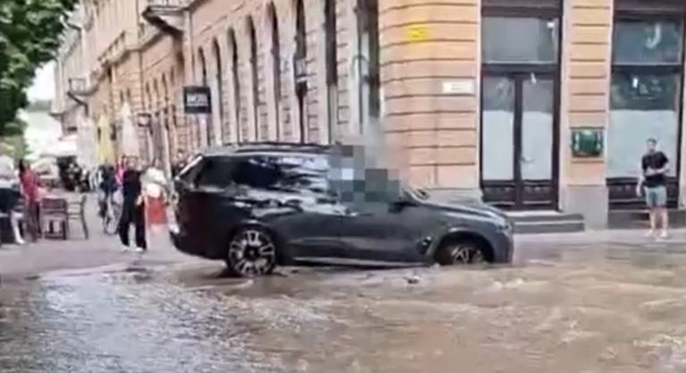 Beomlott az úttest egy autó kereke alatt Debrecenben