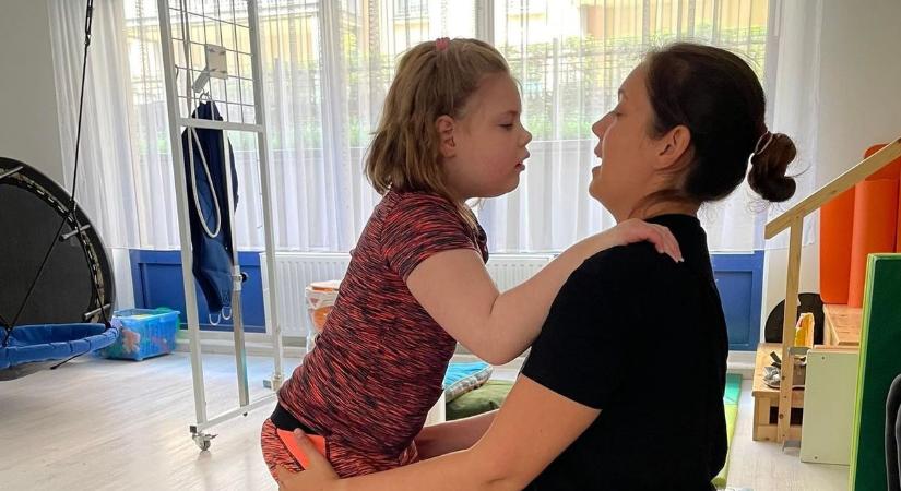 „Néha úgy érzem, bármit is teszünk, semmi nem elég” – elkeseredetten próbál segítséget kérni az agyi bénulással élő Hanna anyukája