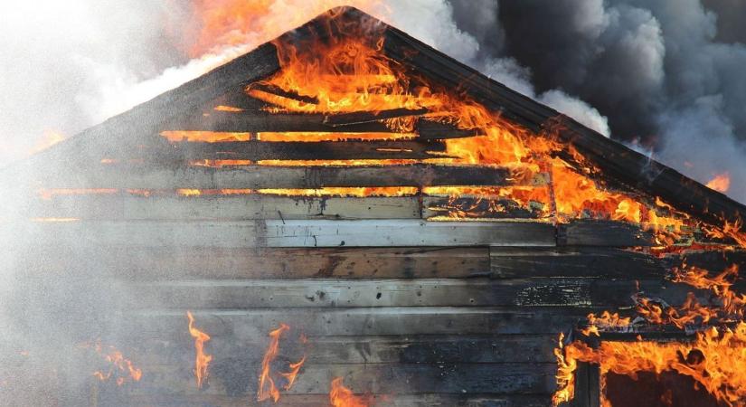 Melléképület égett Tornyospálcán – az éjszaka közepén csaptak fel a lángok