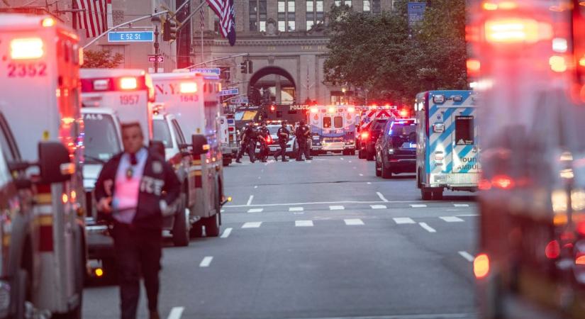 Fegyvers támad emberekre a Midtown Manhattan épületénél