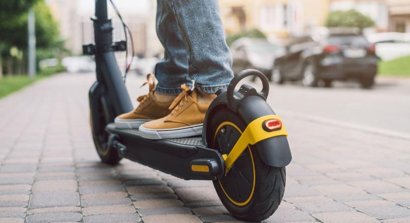 Egy karcolás is sokba kerülhet: elindult a kötelező biztosítás rollerre
