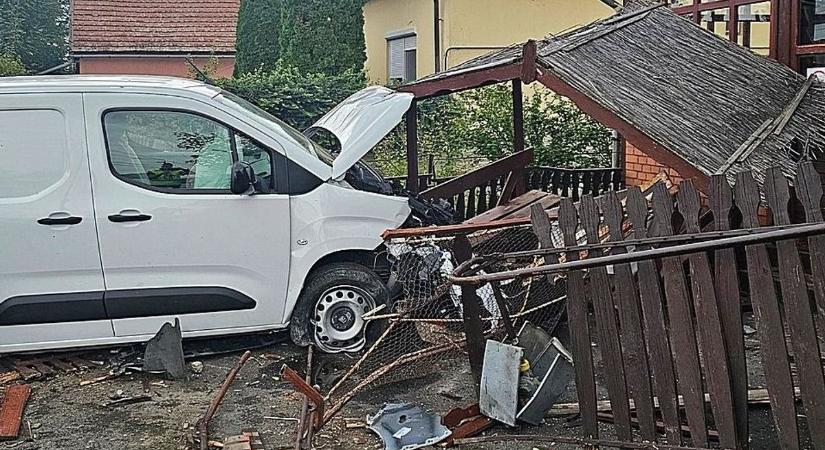 Egy kisteherautó egy büfébe, egy kocsi egy boltnak csapódva állt meg a baleset után