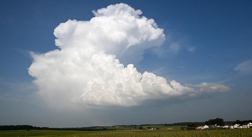 Ez a hét nem a hőségről szól, jönnek a zivatarok, öt vármegyére riasztást adtak ki