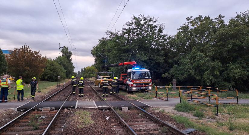 A Kőér utcai átjáróban elakadt autó miatt bénult le a vasúti forgalom – képek