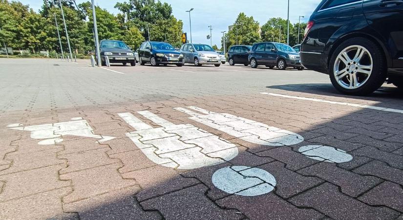 Ez nem mozgáskorlátozott parkoló – Mégis felháborodást kelt, ki áll oda