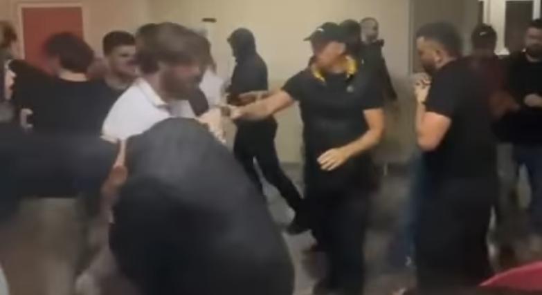 A rendőrség verőlegényekkel, erőszakot alkalmazva dobta ki az egyetemistákat (Videó)