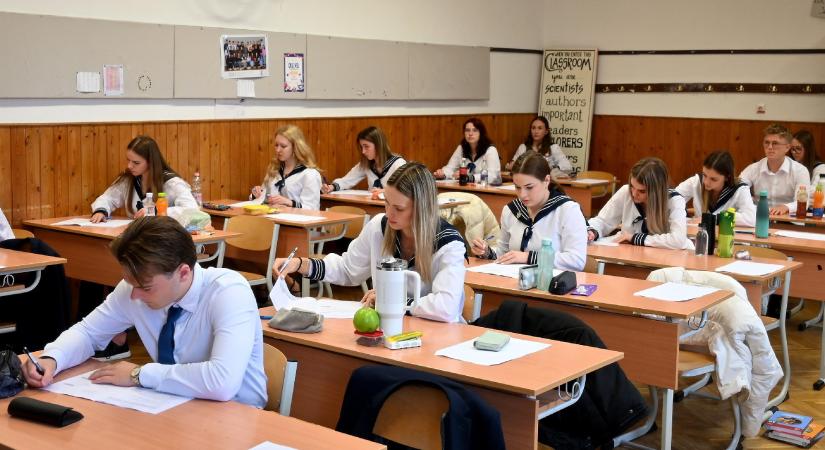 Tanár a diáknak: „Milyen dolog, hogy egy panellakásban éltek egy kutyával és egy nagymamával együtt?”