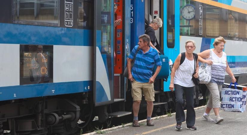 Törlőkendő és keksz is be volt készítve az utasoknak a vonaton, de ezt is lopkodják