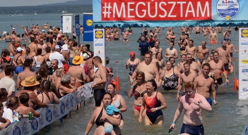 Készülsz a Balaton-átúszásra? Volt, amikor kenyeret ettek és konyakot ittak verseny közben az úszók