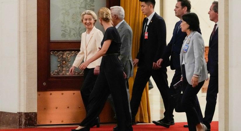 Von der Leyen lebőgött Pekingben