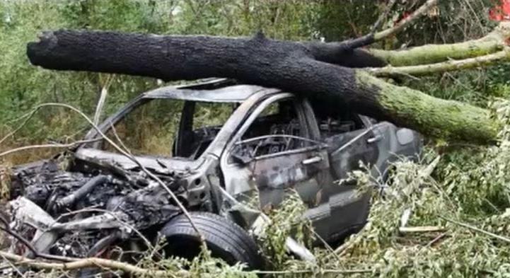 Kigyulladt egy autó, miután a fák közé csapódott Szentesnél