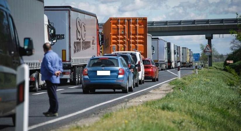 Már megint az elátkozott M3-as, egy kamion és egy kisbusz is összetört kedden