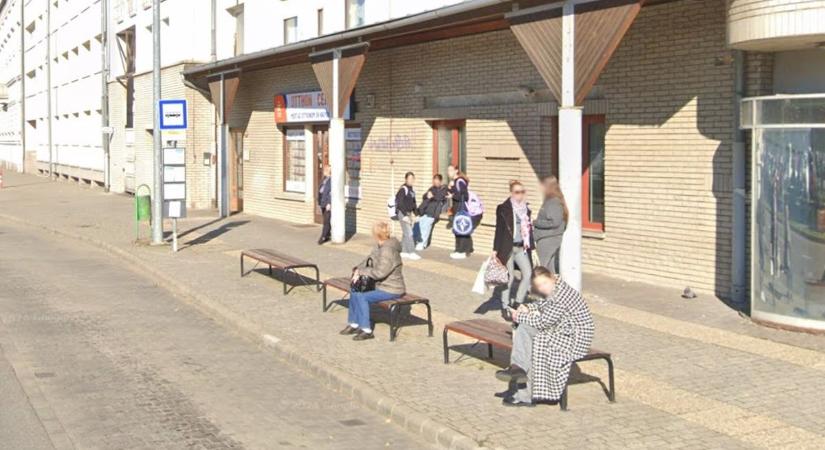 Élet múlhat rajta! Döbbenet, mi hevert az Egyház utcai buszmegállóban!