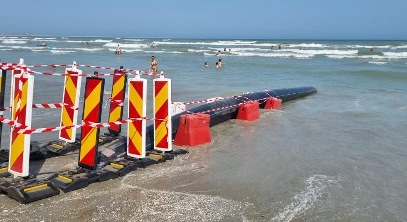 Környezetőrség: Bevezették a csatornát a Fekete-tengerbe, ott ahol a turisták fürödnek