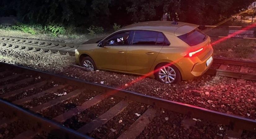 Elakadt egy autó hajnalban a vasúti sínen Kőbányán