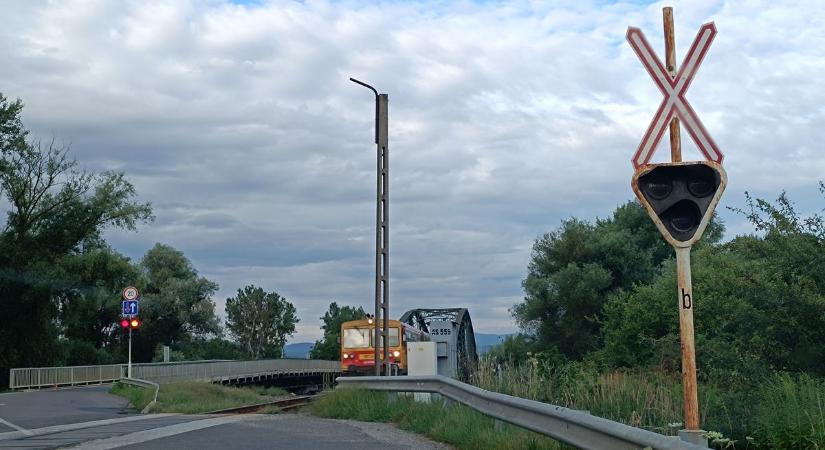 Hajszálon múlt a tragédia, nem működött a vasúti átjáró Borsodban – fotóval, videóval