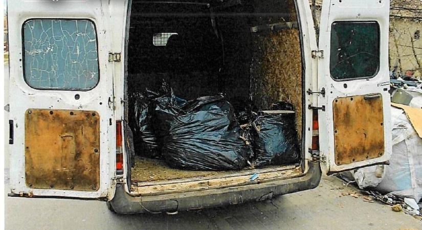Házhoz vitte a szeméthegyet - fotón a több mázsás bűnjel